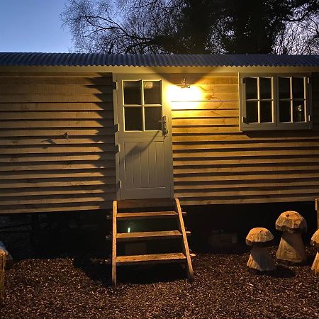 Chez Maurice Luxury Shepherds Hut With Bath And Hot Tub Kelling المظهر الخارجي الصورة