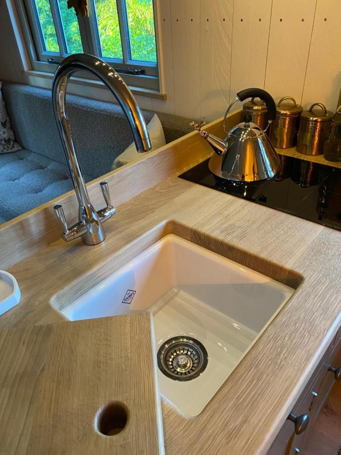 Chez Maurice Luxury Shepherds Hut With Bath And Hot Tub Kelling المظهر الخارجي الصورة